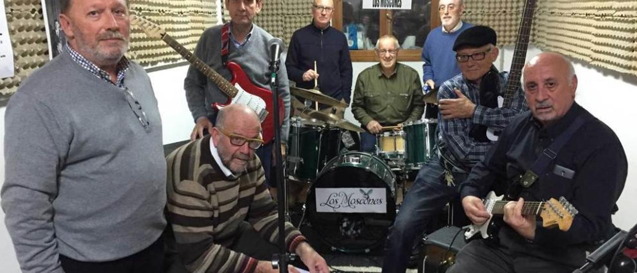 &quot;Los Moscones&quot; en un ensayo: Manolo Salas, Nando F. Arias, Míchel González, Nardo Rodríguez, Paquito Estrada, Fabián Muñiz, Manuel Lazcano y José Emilio García.