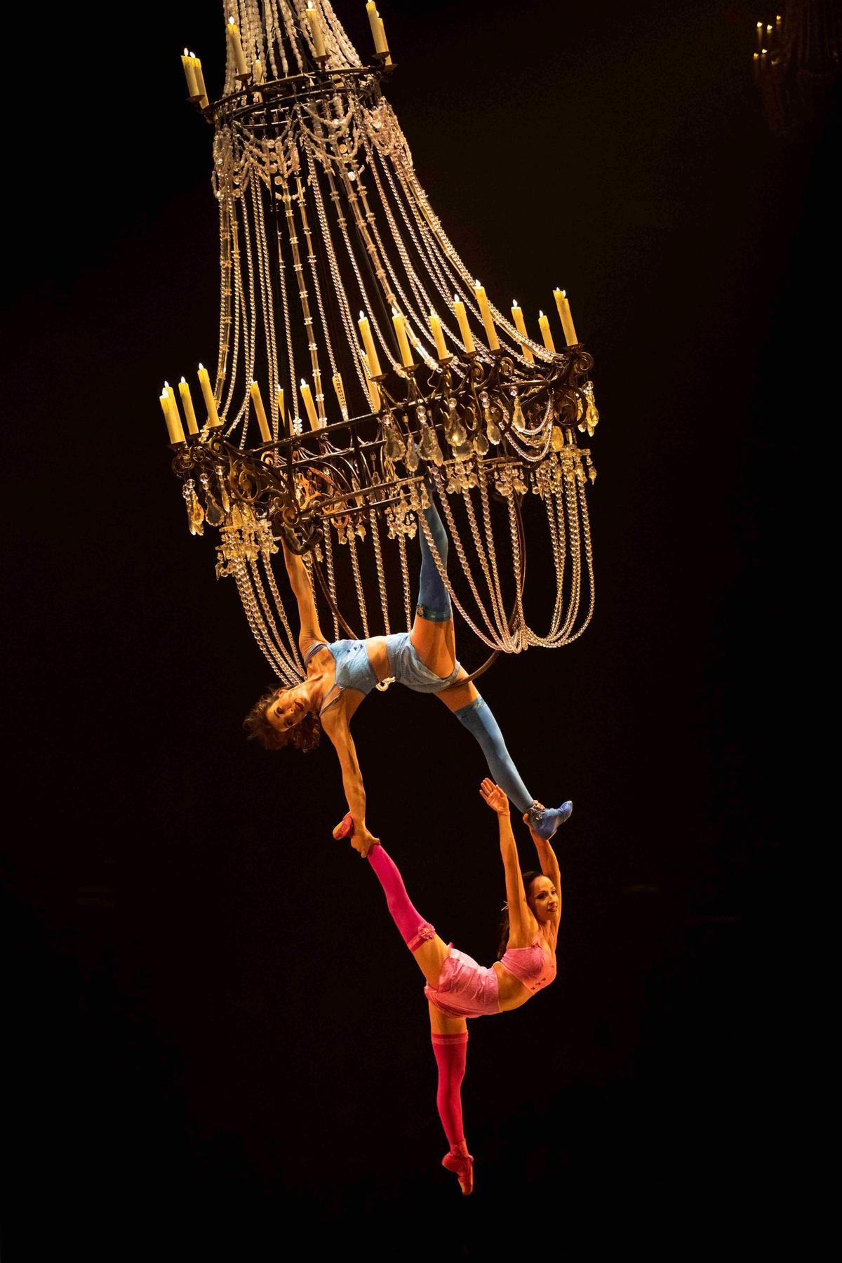 El escenario colocado en medio de la pista, con público a ambos lados, es uno de los sellos distintivos de este original espectáculo que en Londres se ha representado en el Royal Albert Hall, la ‘casa’ del Cirque du Soleil en la capital británica.