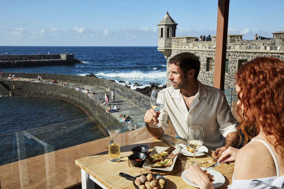Una pareja come en el muelle de Puerto de la Cruz