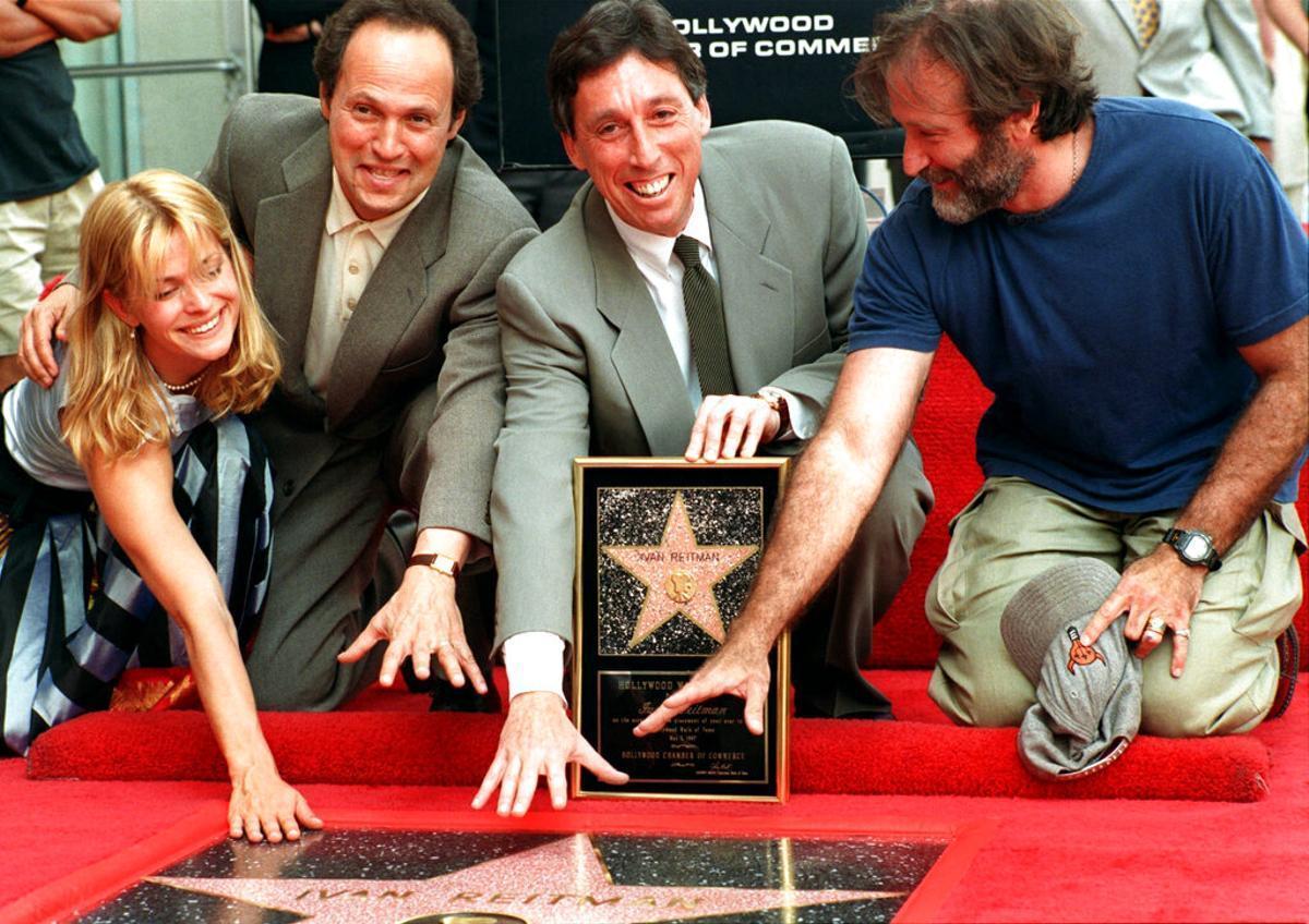 El director de cine Ivan Reitman acompañado de Natasha Kinski, Billy Crystal y Robin Williams con su estrella en el Paseo de la Fama de Hollywood en 1997.