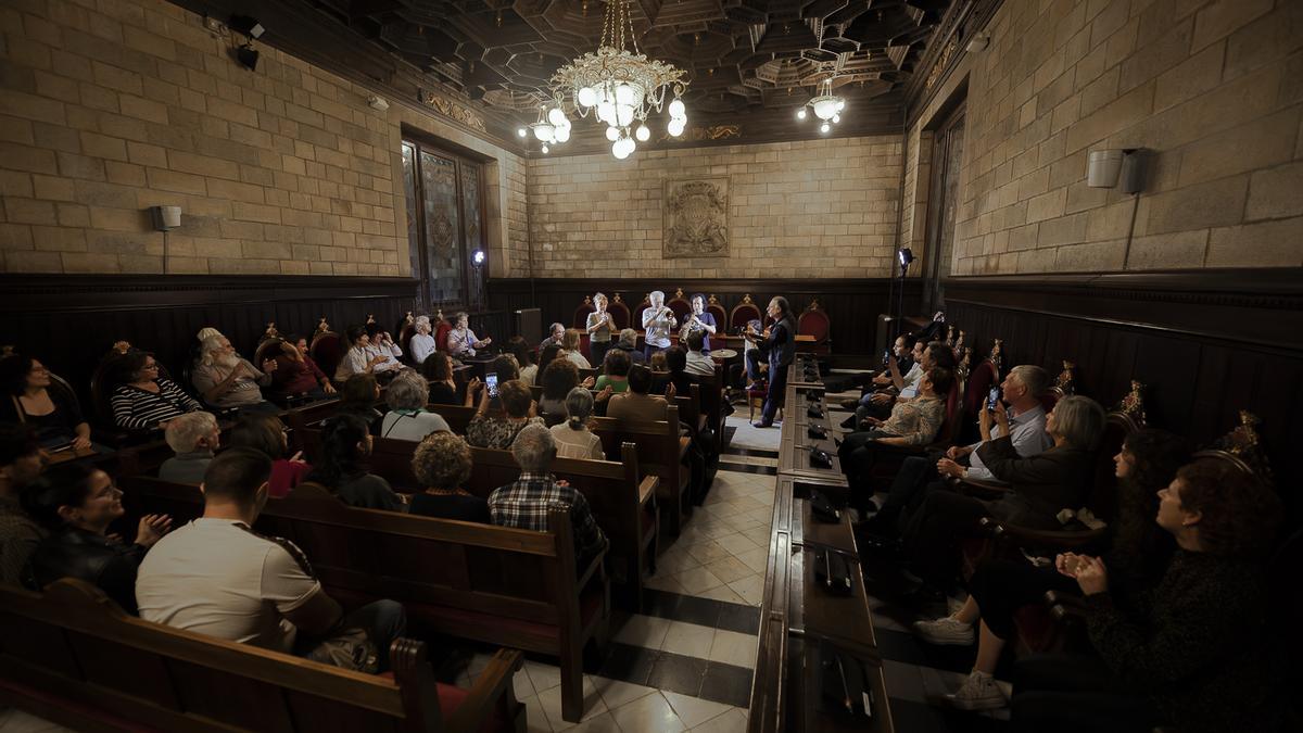 L'actuació d'Elèctrica Dharma en l'edició anterior a la sala de plens de l'Ajuntament de Girona.