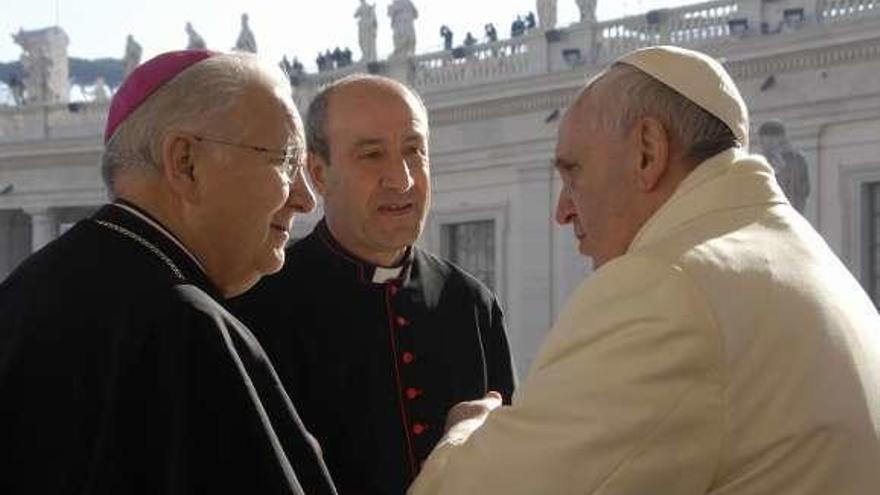 Jesús Fernández (en el centro) con el papa Francisco en 2013.