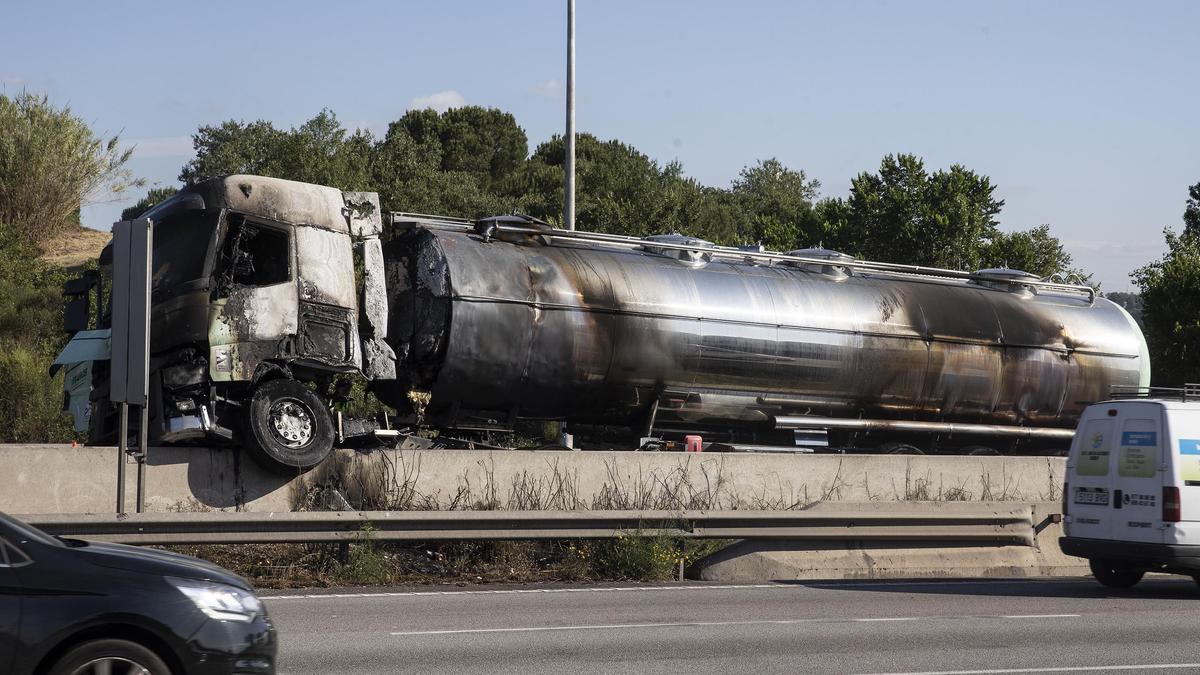 El incendio de un camión en la AP-7 colapsa la autopista