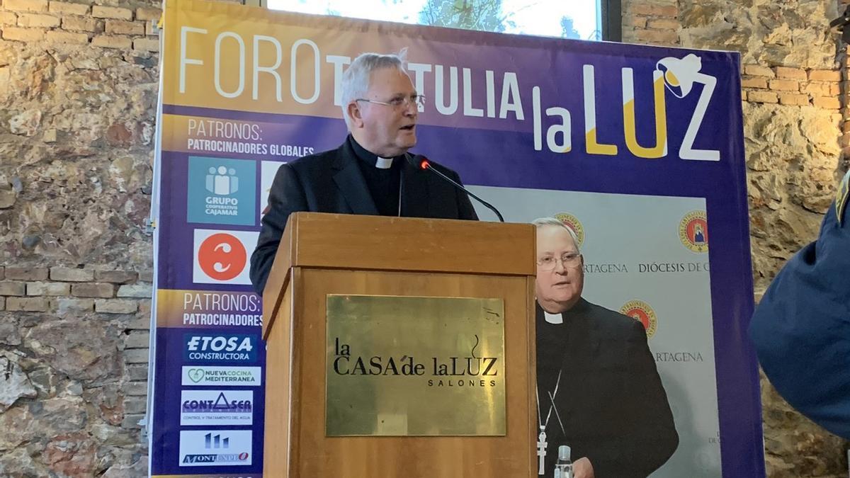 El obispo José Manuel Lorca Planes, durante su participación en la tertulia 'La Luz',