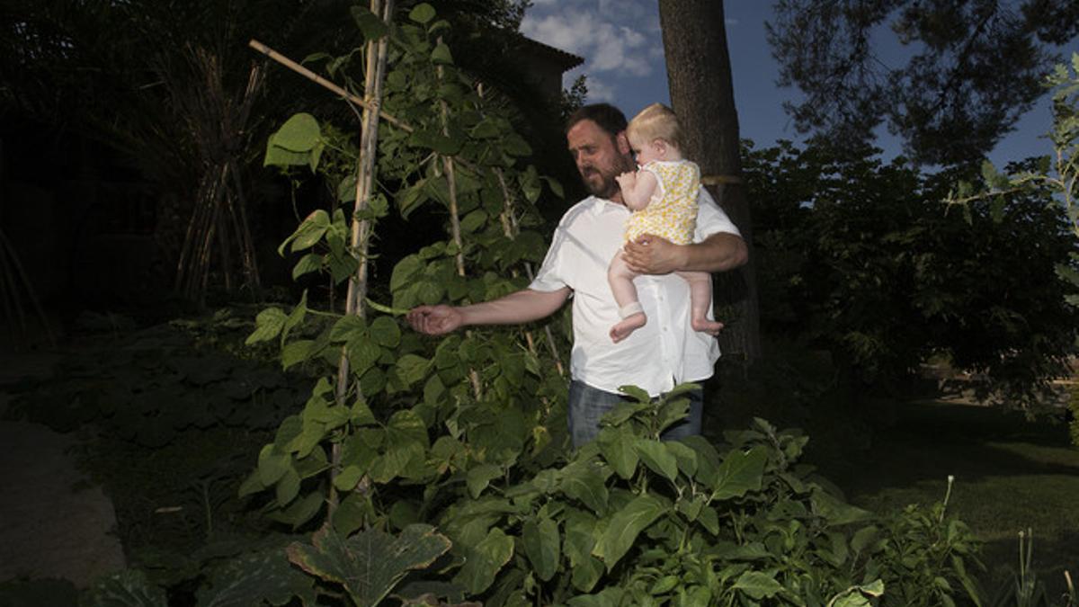 Oriol Junqueras (en la foto con su hijo Lluc) busca tiempo para cultivar un huerto.