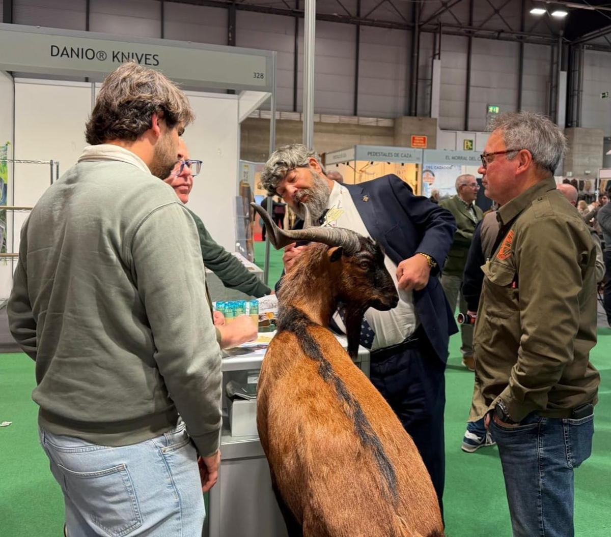 El expositor cuenta con un ejemplar de 'boc' balear disecado.