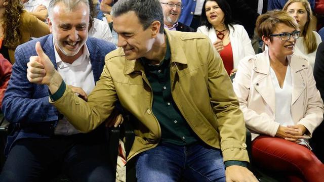 Pedro Sánchez guiña un ojo durante un acto del PSOE con el exdiputado Juan Bernardo Fuentes Curbelo, el ‘tito Berni’, asomando tras su hombro. | | J.C. GUERRA