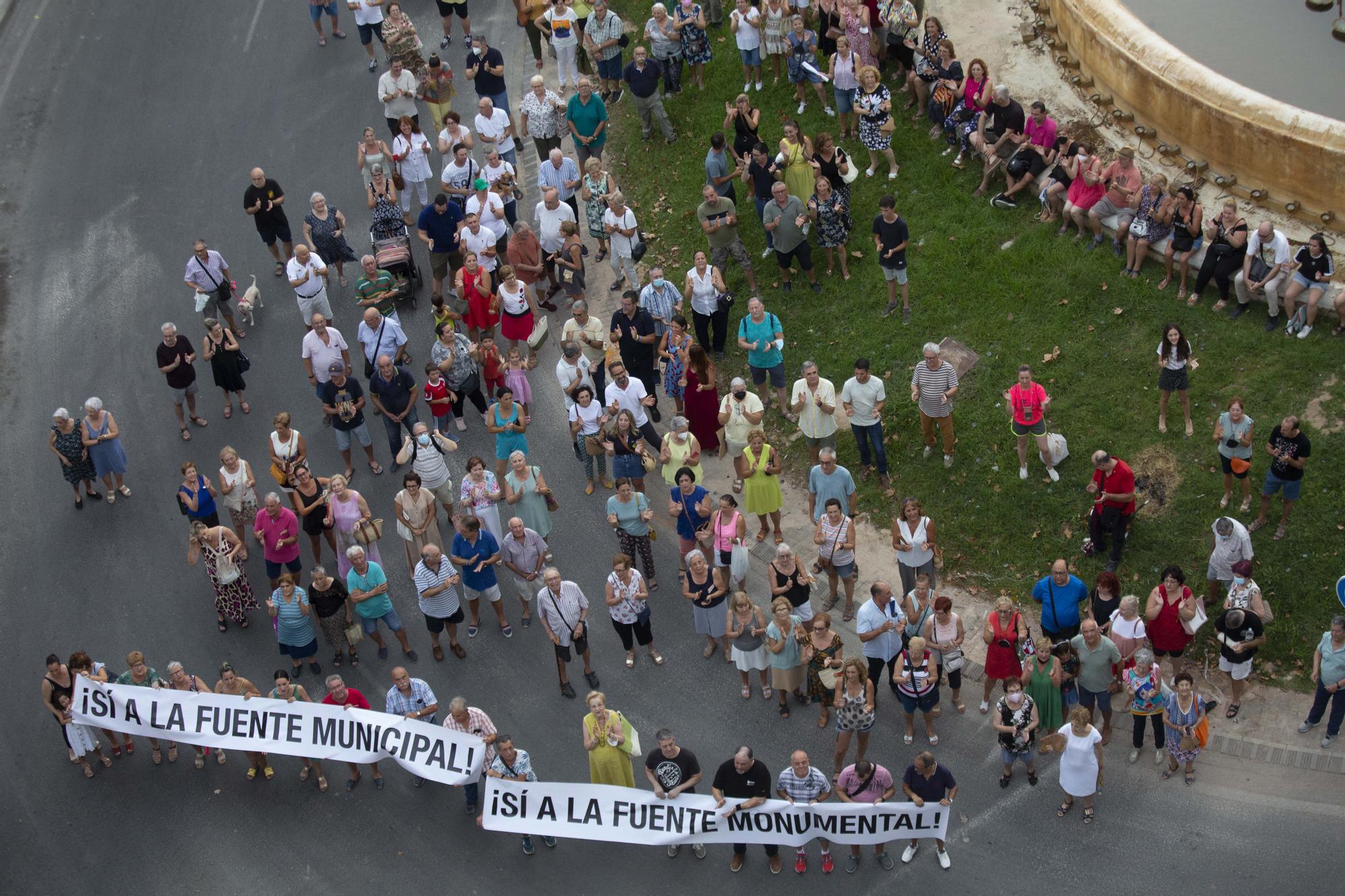 Trescientas personas exigen salvar la fuente de la carretera de Agost de San Vicente