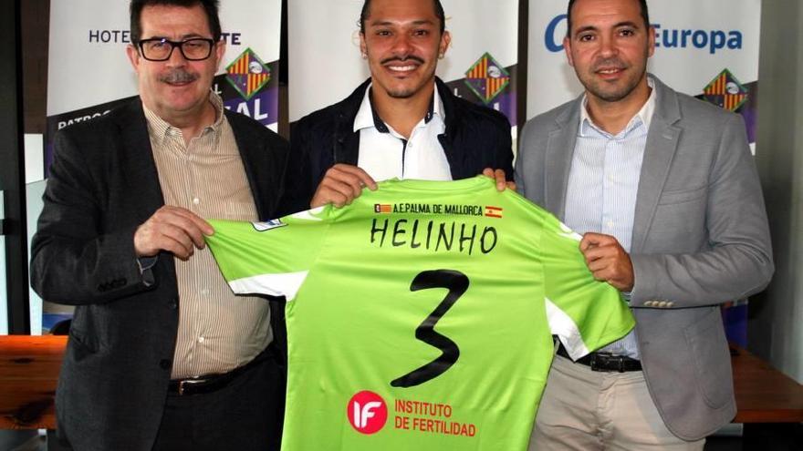 El presidente Miquel Jaume, Helinho y el director deportivo José Tirado tras la presentación.