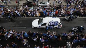 Cientos de aficionados del Deportivo de la Coruña se agolparon para despedir el coche fúnebre con los restos del entrenador del Superdépor, Arsenio Iglesias. EFE/ Lavandeira
