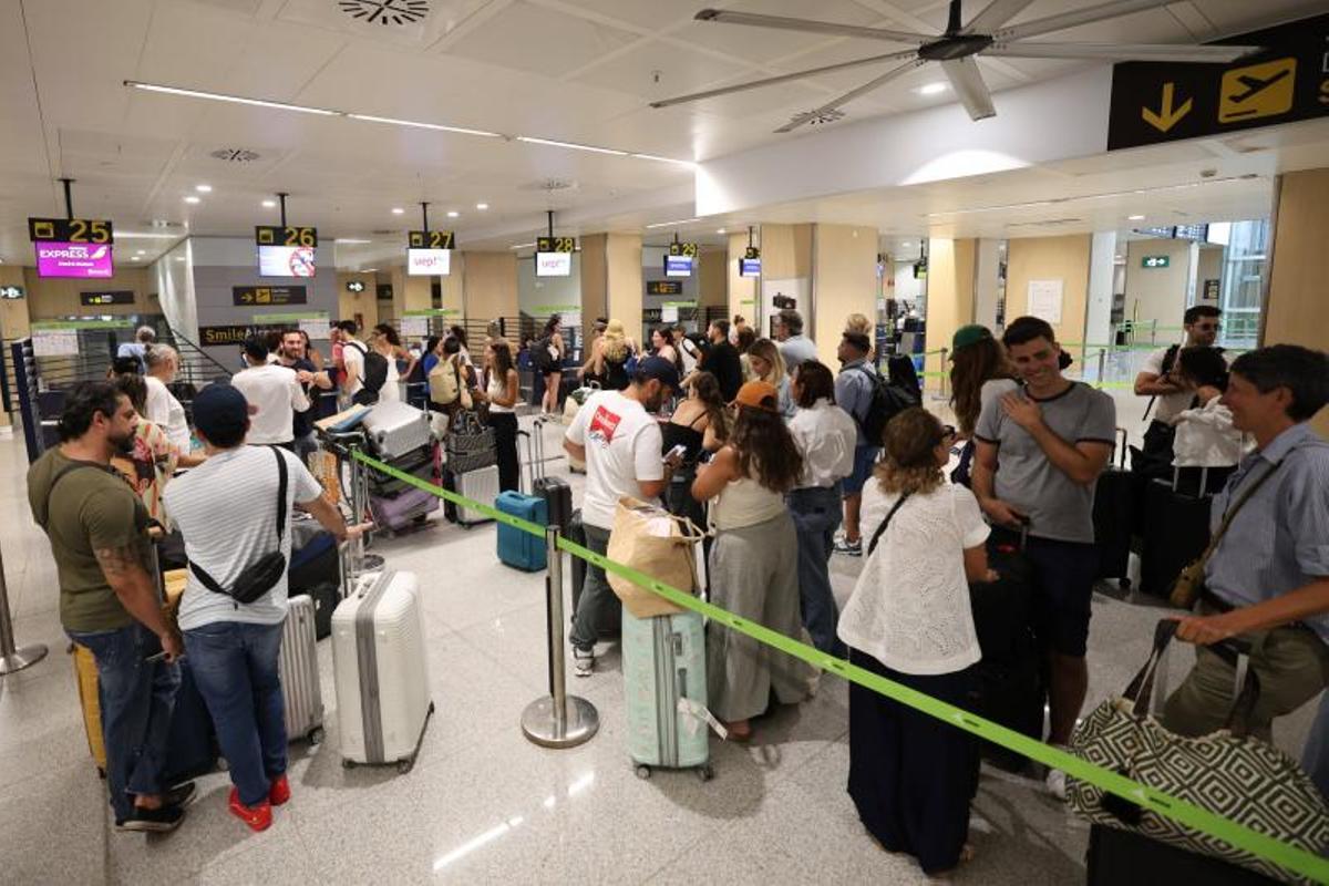 Aeropuerto de Ibiza: la solución de quien huye y el problema de quien llega