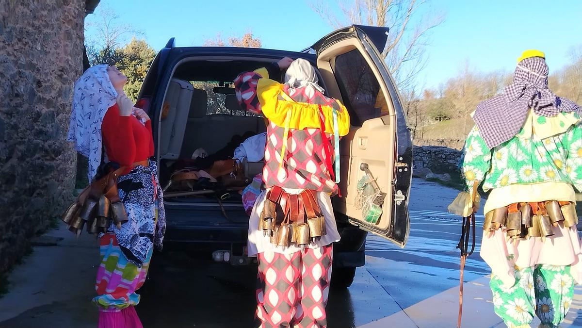 La cencerrada de Villanueva de Valrojo desafía al frío La cencerrada de Villanueva de Valrojo desafía al frío