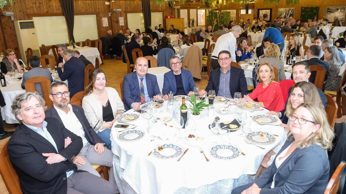 Martín Sanz, director de Comunicación de Hidraqua; Alfonso Huedo, comunicación y marketing de Aguas de Elche; Ana Fernández, asesora de comunicación del Ayuntamiento de Elche; Óscar López, jefe de gabinete del Ayuntamiento de Elche; Francisco Oliva, presidente de la Denominación de Origen Protegida de la Granada Mollar de Elche; José Manuel Poveda, director comercial de Poveda Soto y Tomatelo; María José Valero, de Paellíssimo; Ángel Angulo, gerente de INFORMACIÓN; María Navarra, responsable de distribución en Chocolates Marcos Tonda y María José Toledo, consejera delegada de Aigües d’Elx.