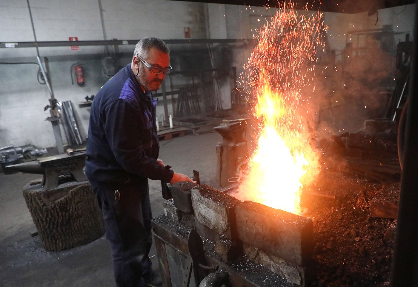 Secuencia de Santiago Martínez trabajando el hierro en su taller