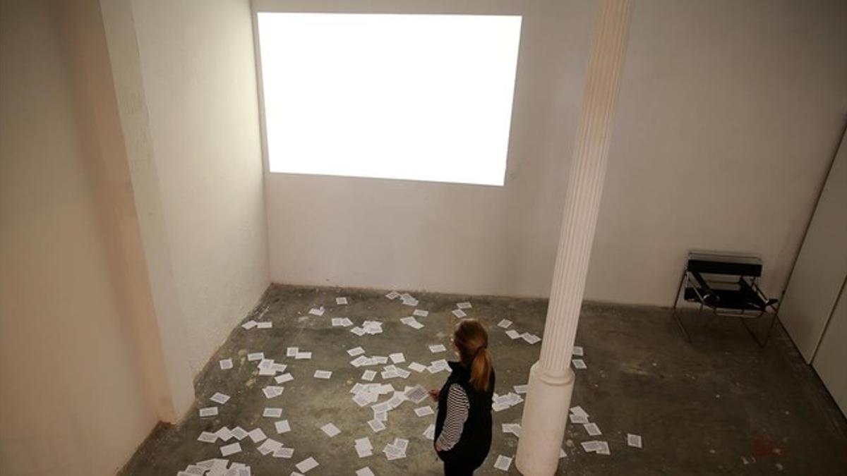 La sala en la que debía proyectarse el video de Nassouh Zaghlouleh con la pared en blanco y las octavillas en el suelo.