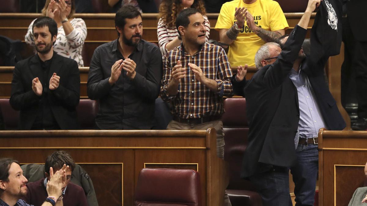 El grupo Unidos Podemos celebra la derogación del decreto de la estiba y saluda a los estibadores presentes en el Congreso.