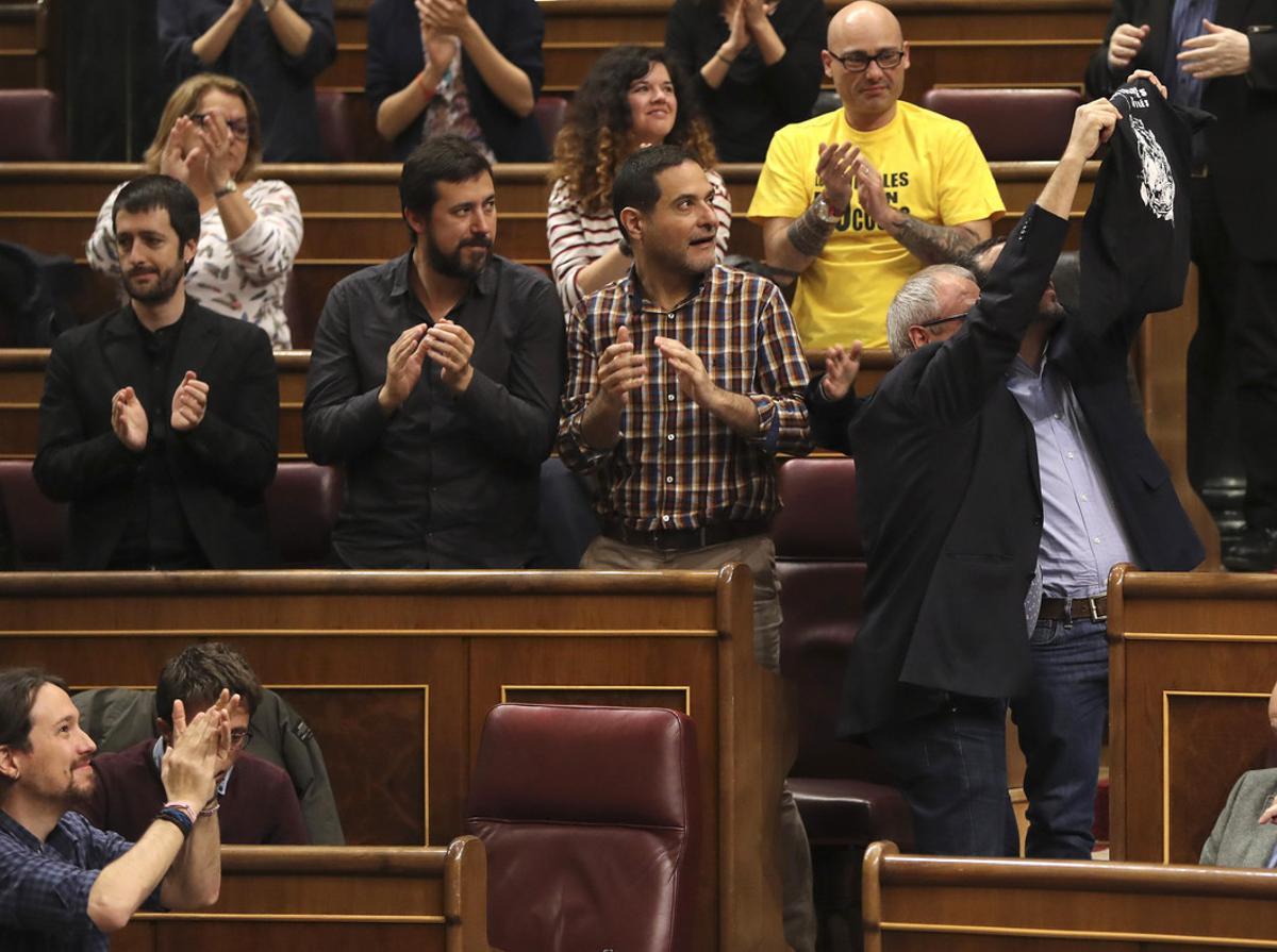 GRA200 MADRID,16/3/2017.- El grupo de Unidos Podemos se dirigen a los estibadores que asistieron hoy al pleno congreso después de que derogara el real decreto-ley de reforma del régimen laboral de los estibadores, con 175 votos en contra -los del PSOE y Unidos Podemos, principalmente- frente a 142 a favor -respaldados por el PNV- y 33 abstenciones, las de Ciudadanos y la de Iñigo Errejón, de Podemos, por error.Es la tercera vez en la historia de la democracia que no se convalida un real decreto ley, después de que en 1979 la Diputación Permanente rechazara la convalidación de la prórroga de la actuación de la Junta Central de Acuartelamiento y, en 2006, la norma relativa a impuestos sobre el tabaco, aunque en este caso por un error en la votación. EFE/Ballesteros