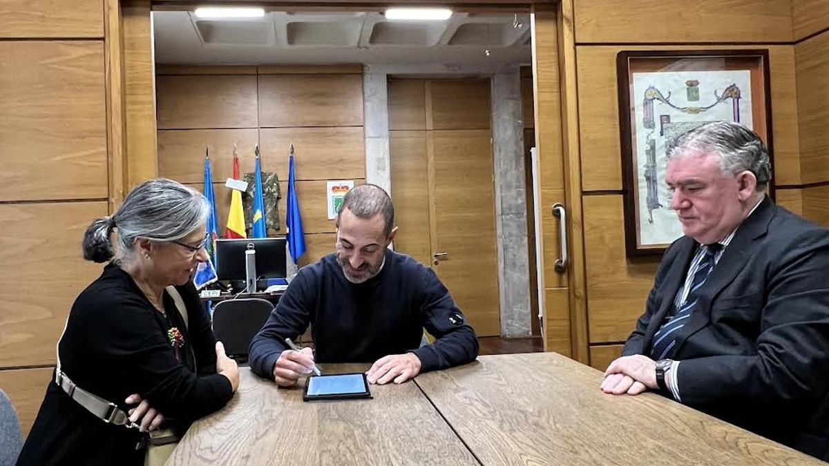 Por la izquierda, Ana Elena Suárez, Ángel García y Felipe Fanjul, durante la firma.