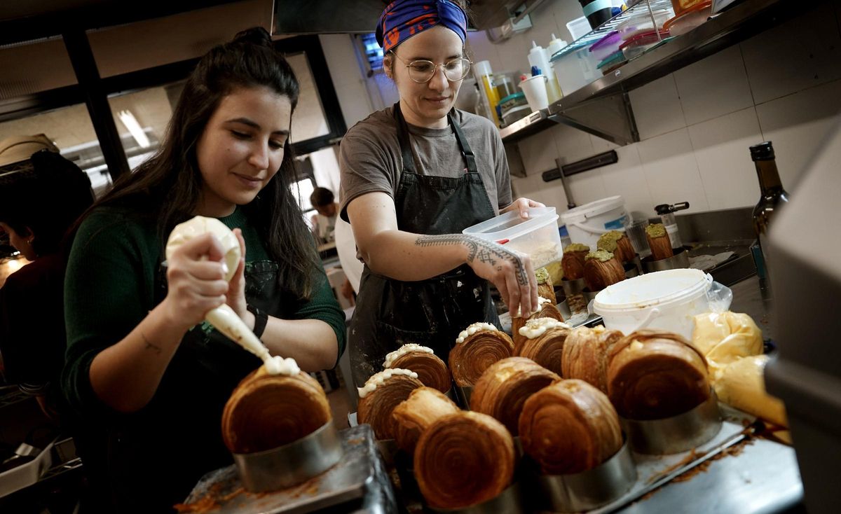 El 'New York Roll' es el producto viral de la cafetería Novo Mundo y se reparte en tres tandas, durante los días entre semana, y desde que abre la tiendas hasta que se terminan, durante los fines de semana.