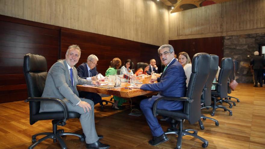 El presidente de Canarias, Ángel Víctor Torres (i), presidió este jueves la primera reunión del Consejo de Gobierno tras la toma de posesión de sus diez consejeros.