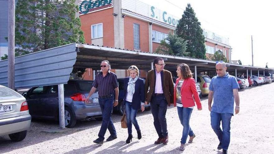 En el centro del grupo, Mar Rominguera, Antonio Plaza e Iratxe García, ayer en Cobadu.