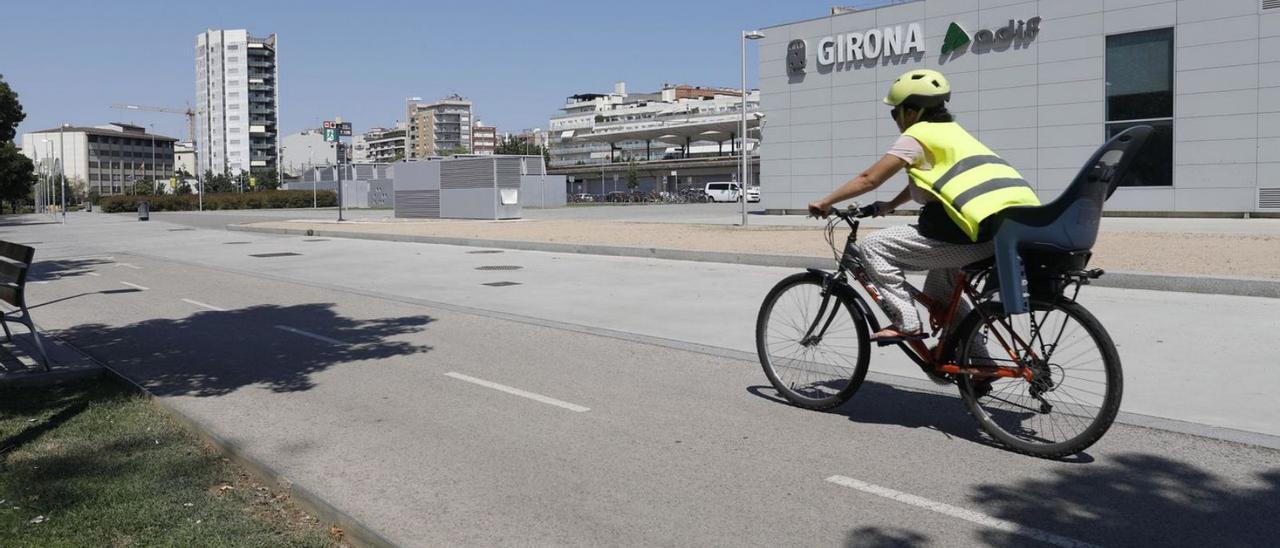 El nou aparcament estarà entre el carril bici i l’entrada de l’estació de l’AVE.  | ANIOL RESCLOSA