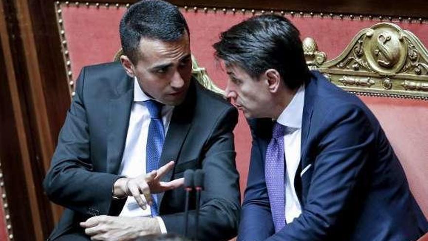 Conte, a la derecha, conversa con el líder del M5S, Luigi di Maio. // Efe