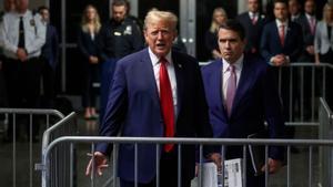 Donald Trump, junto a su abogado Todd Blanche, habla con los medios frente a la sede del tribunal de Nueva York que lo juzga.