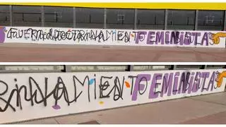 Pintada vandálica encima de un mural feminista en un colegio de Orpesa