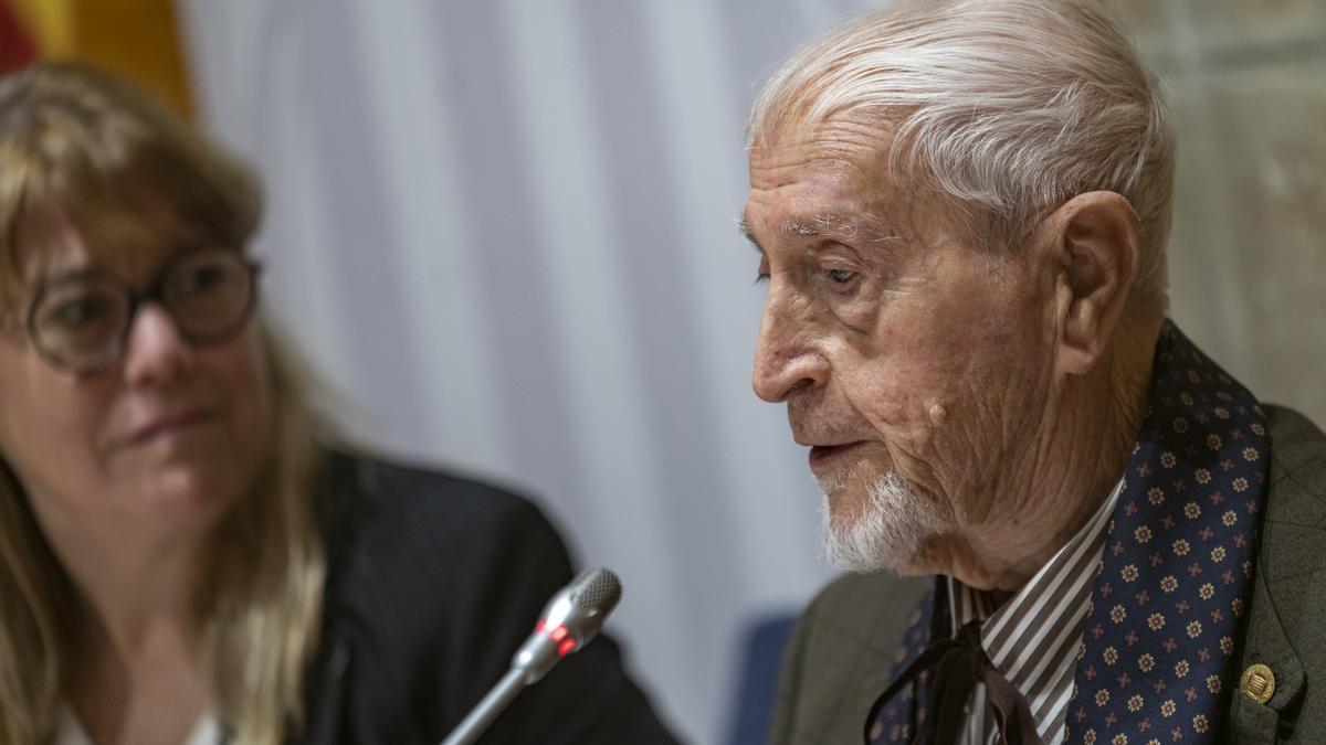 La consellera de Cultura Natalia Garriga y el escritor Josep Vallverdú durante la presentación de los actos por el centenario de nacimiento de Josep Vallverdú, a 11 de enero de 2023, en Barcelona