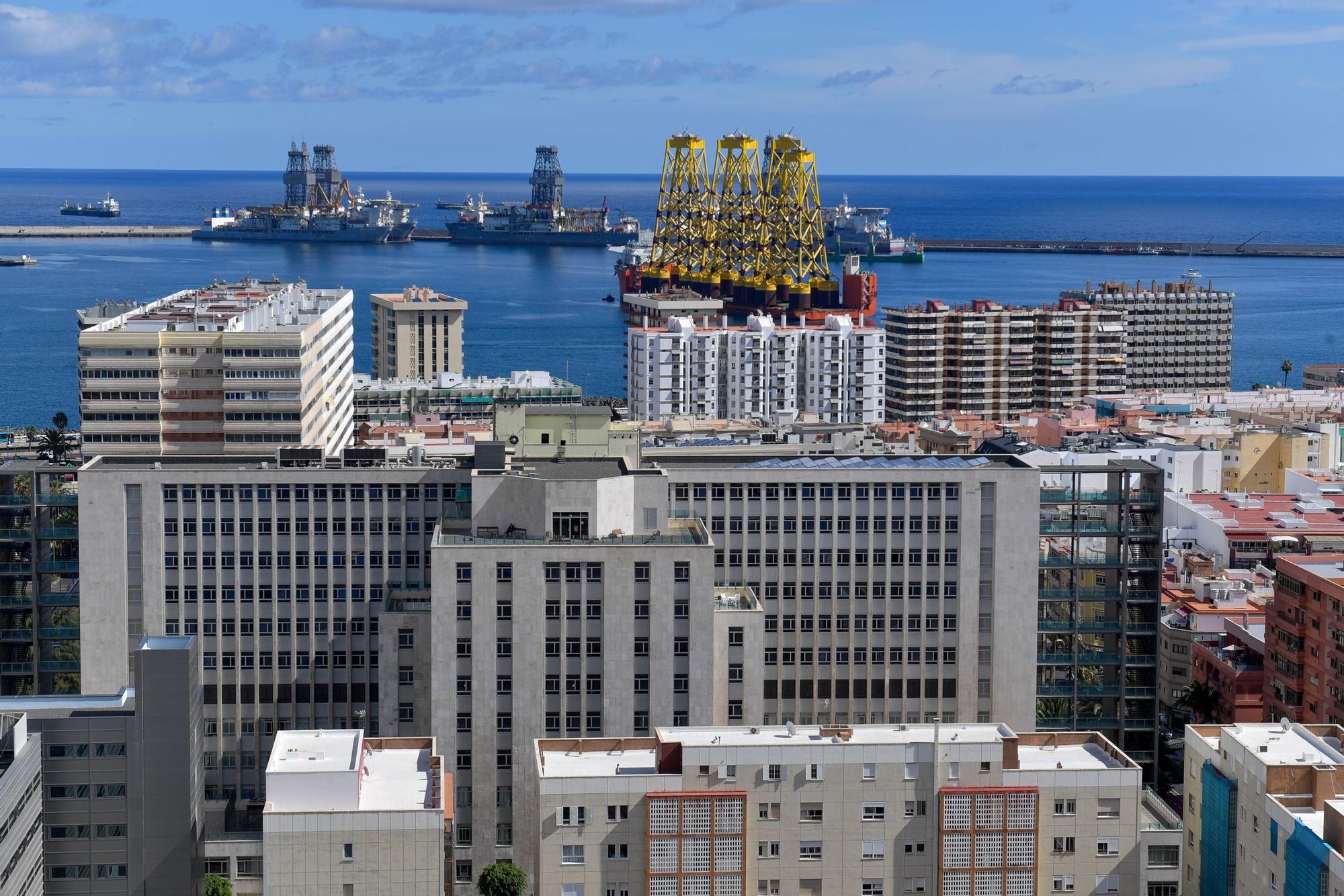 El buque Fan Zhou 10 recala en el Puerto de Las Palmas con estructuras para aerogeneradores