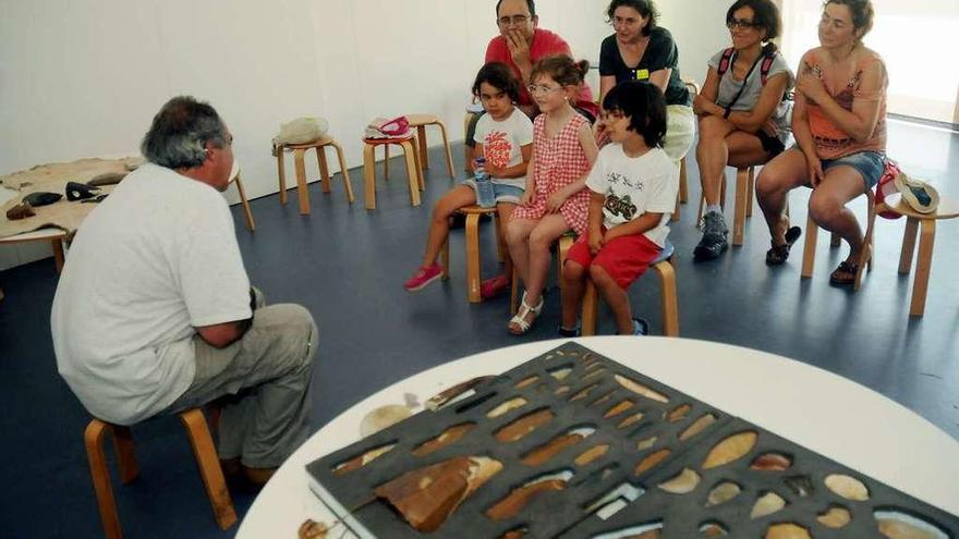 Una actividad para niños celebrado en el Parque de Arte Rupestre de Campo Lameiro. // Rafa Vázquez