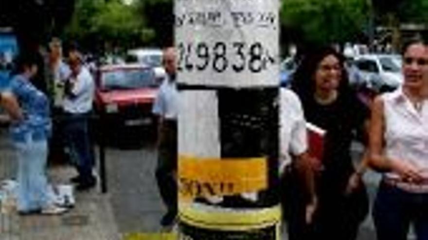 El consistorio multará con 90  la pegada de carteles en farolas