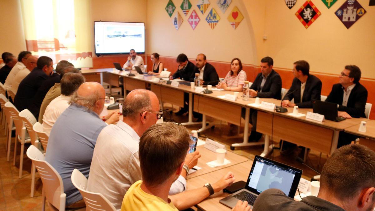 Dalmau i Paneque encapçalen la reunió amb els alcaldes afectats per l'incendi de les Gavarres  Data de publicació: dimecres 08 de juliol del 2026, 20:40  Localització: La Bisbal d’Empordà  Autor: Marina López / Gerard Vilà