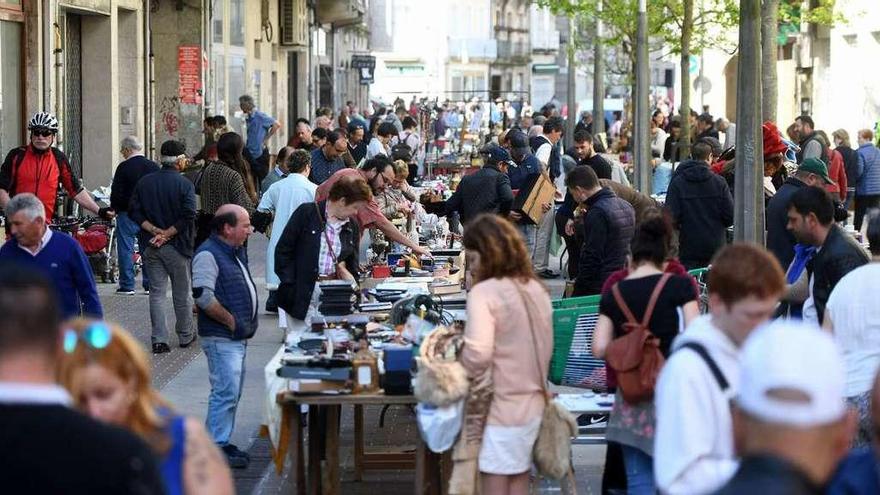 Imagen del mercadillo de la calle Sierra que siempre atraía a numeroso público. // Rafa Vázquez