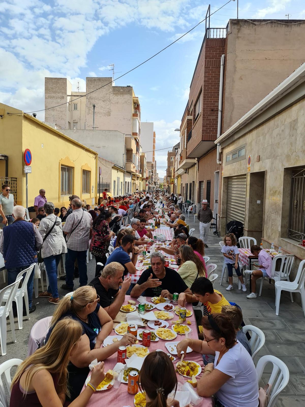 La comida del centenario en la calle Fray Luis de Granada.