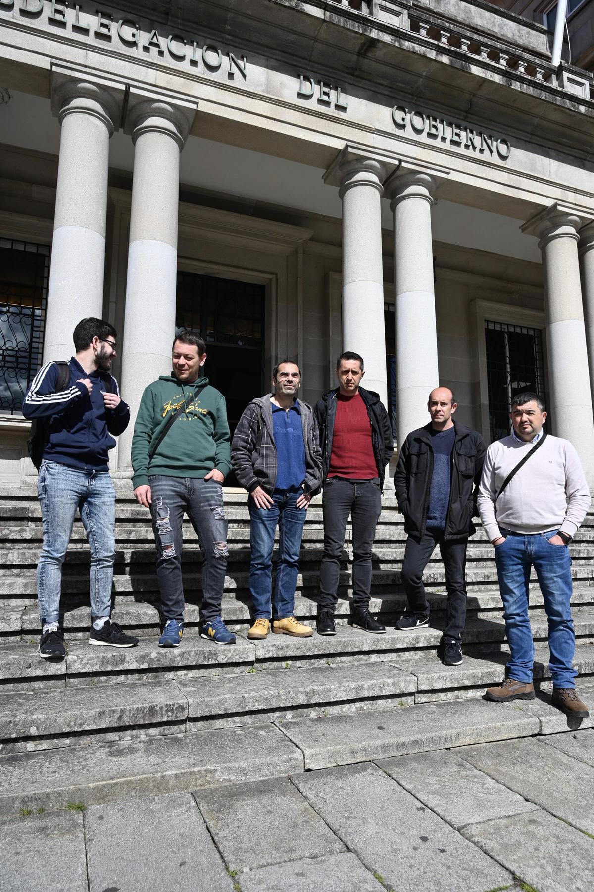 Trabajadores de Ganomagoga, ayer ante la Subdelegación del Gobierno en Pontevedra para tratar la crisis de su empresa.