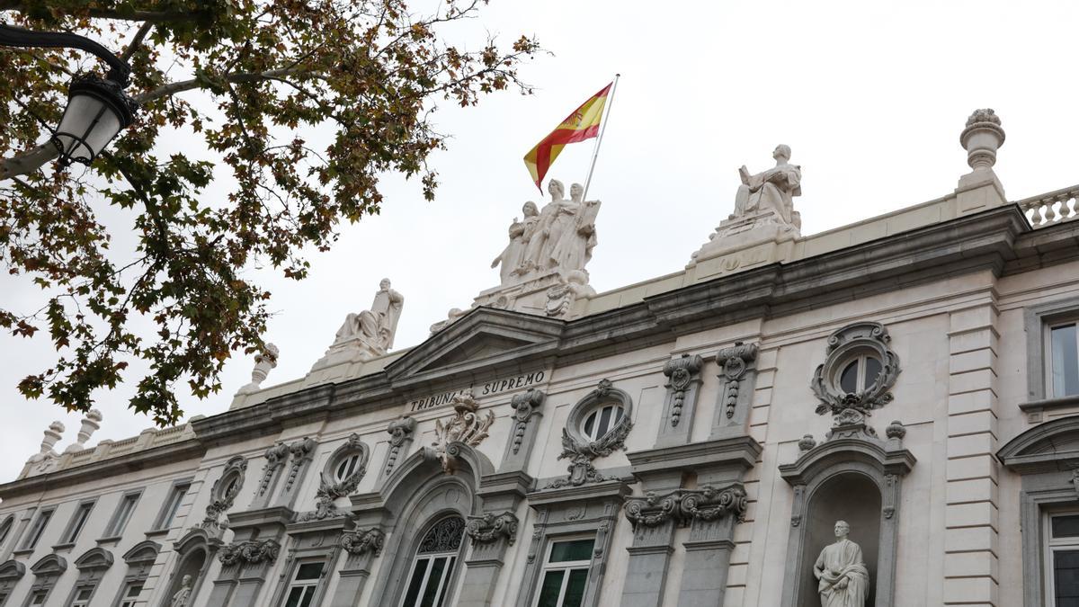 Archivo - Fachada del edificio del Tribunal Supremo con la bandera española en lo alto.