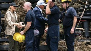 Trump visita la zona devastada per les riuades a Texas