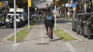 Un ciclista circula per un carril bici a Barcelona