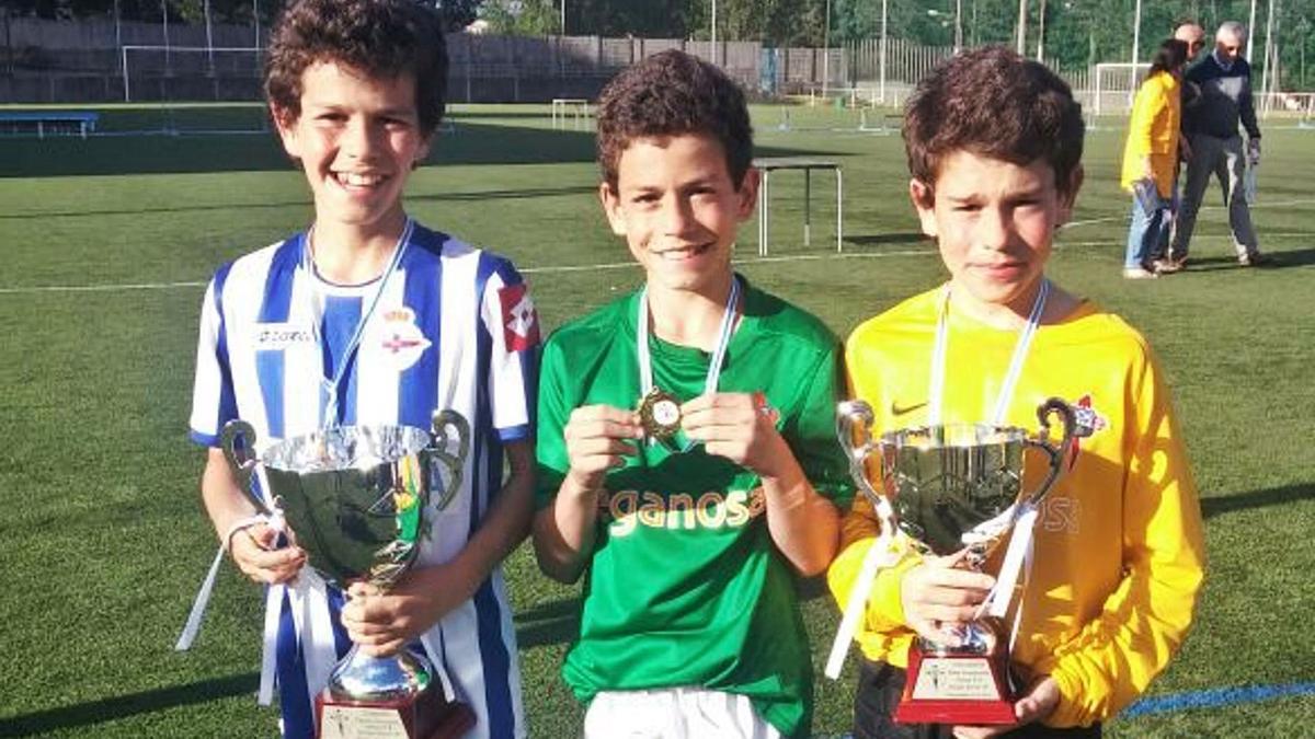 Álvaro, junto a sus hermanos Javi y Raúl, los Trilli, en un duelo entre el Deportivo y el Racing de Ferrol. |  // CEDIDA POR JORGE PÉREZ