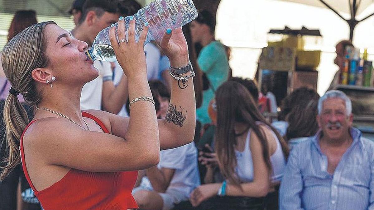 Una joven se refresca ante las altas temperaturas.
