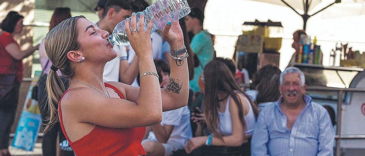 Una joven se refresca en pleno episodio de ola de calor.