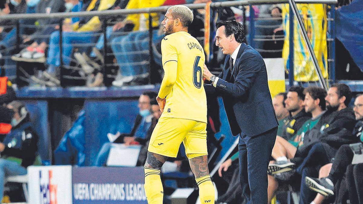 El técnico Unai Emery dando indicaciones a su jugador Capoue durante el encuentro de la Champions League contra el Young  Boys