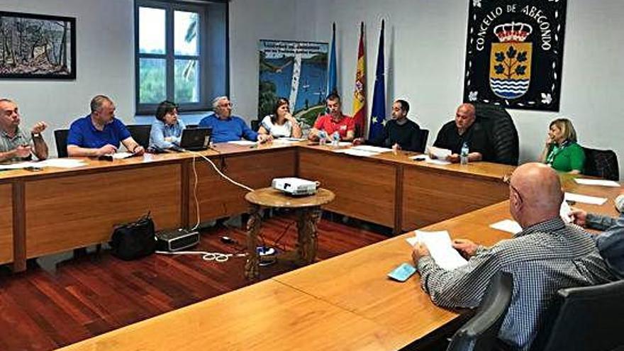 La Corporación abegondesa, ayer, durante el pleno.