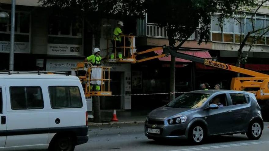 Das Aufhängen der Beleuchtung begann in diesem Jahr im Carrer Aragó.