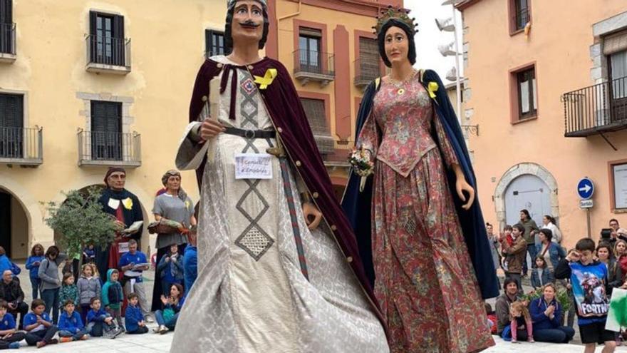 Els dos gegants de Castelló d’Empúries ballant, en una trobada gegantera. | COLLA GEGANTERA DE CASTELLÓ D’E.