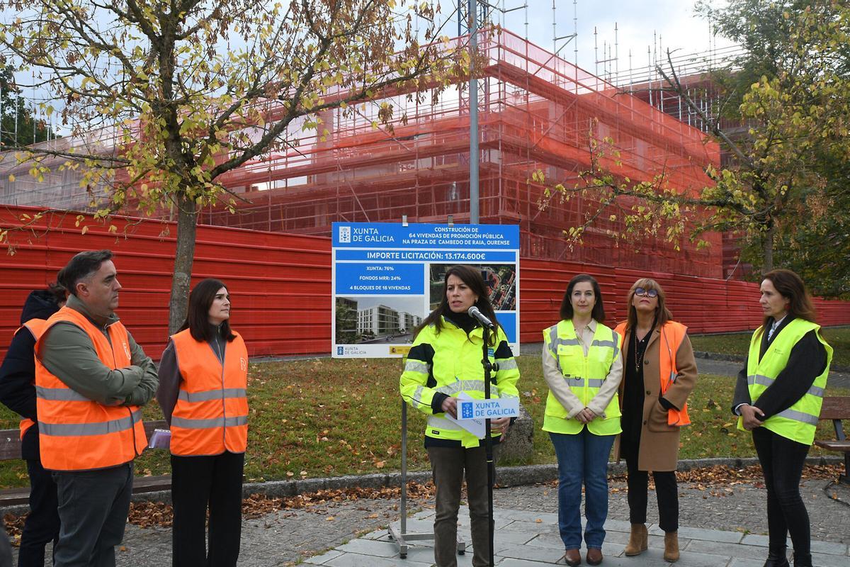 La conselleira de Vivenda, María Martínez Allegue, visitando las obras viviendas públicas en Ourense.