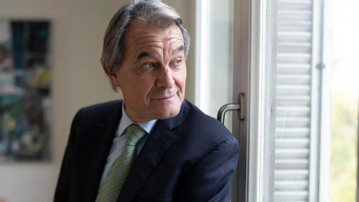 D’Artur Mas només sobreviu el «pas al costat»