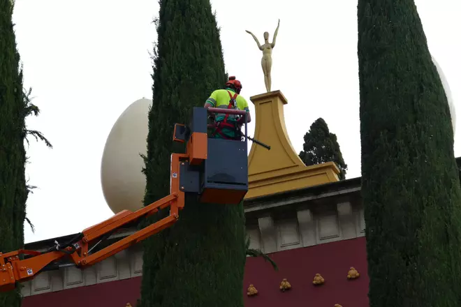 Poden els xiprers del Museu Dalí de Figueres